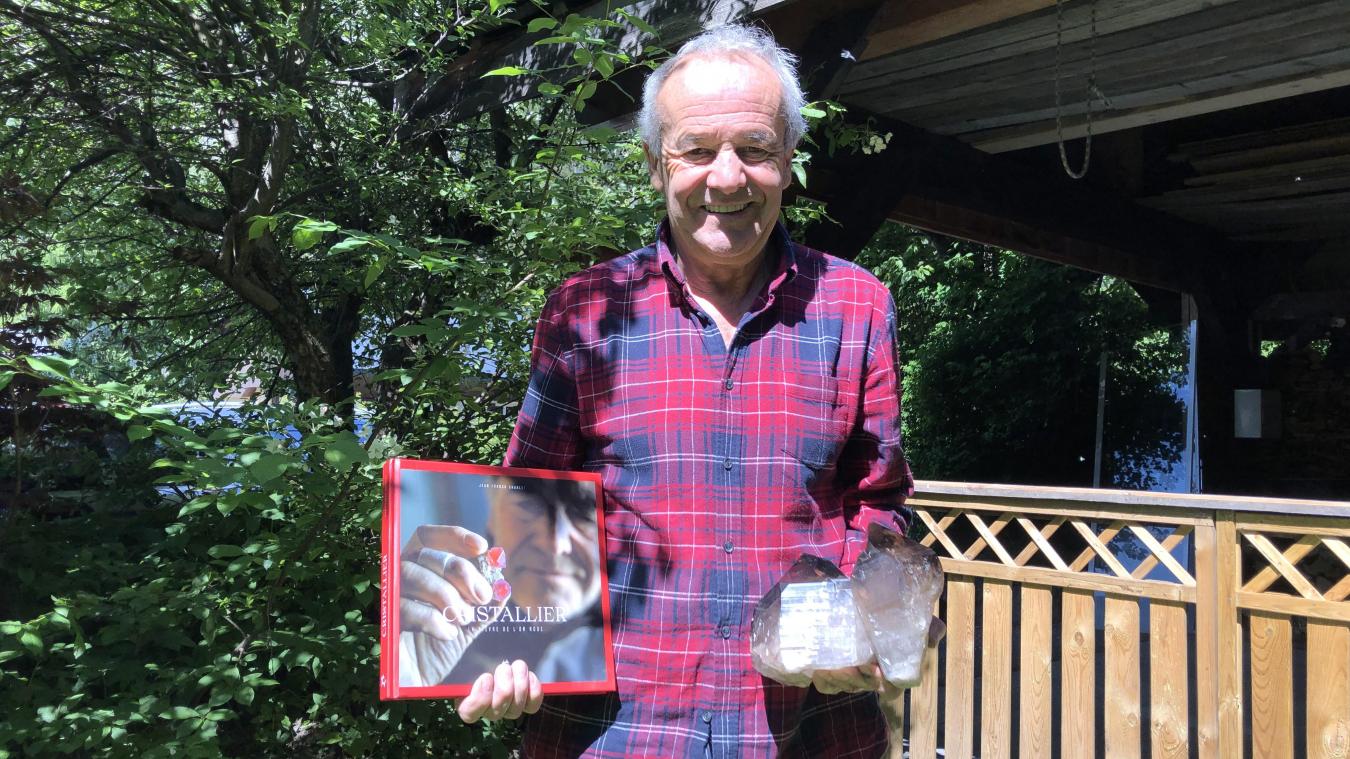 Jean-Franck Charlet auteur du livre « Cristallier, la fièvre de l’or rose » et quelques-unes de ses découvertes, au fil de plus de cinquante ans  de chasse au cristal dans le massif du Mont-Blanc.