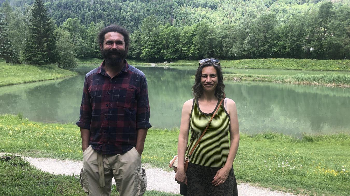 Benoît Chalais et Stéphanie Rey au plan d’eau de Marcot où aura lieu le festival de la biodiversité les 4 et 5 juin.