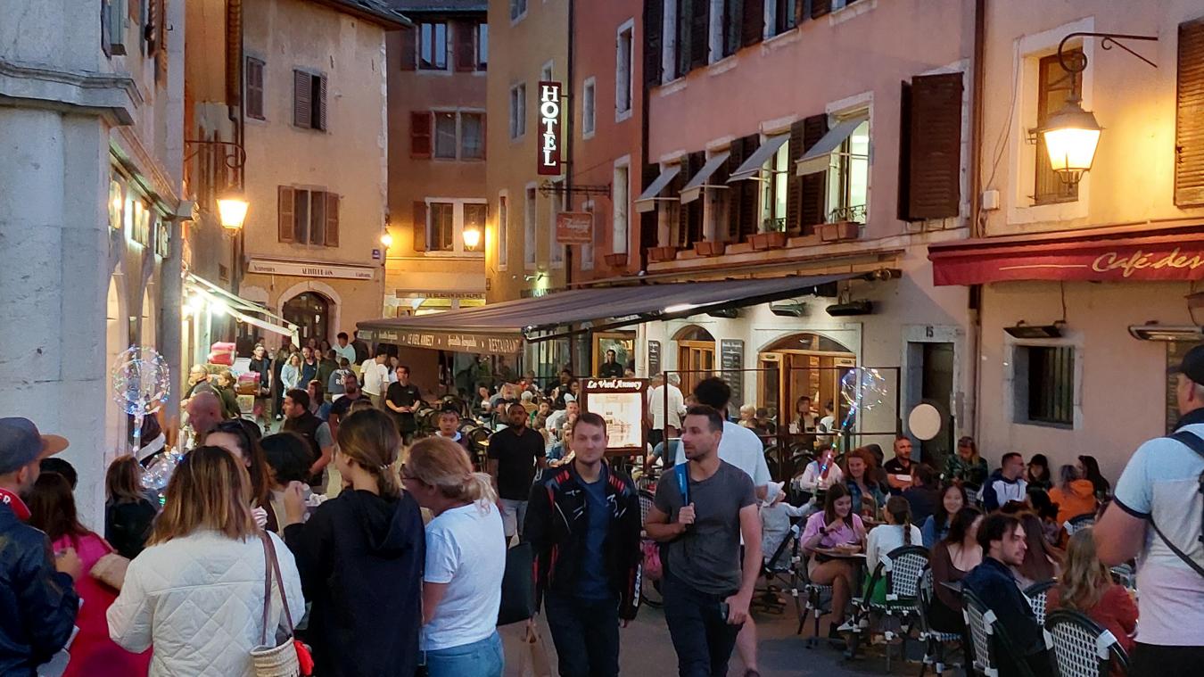 Avec l’afflux touristique croissant en Vieille Ville d’Annecy, les nuisances se sont multipliés pour les habitants du quartier.