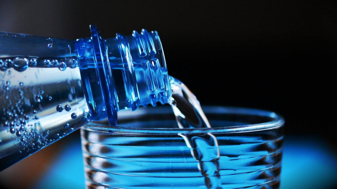 Les enseignes vont payer plus cher l’eau minérale. Et les consommateurs?
