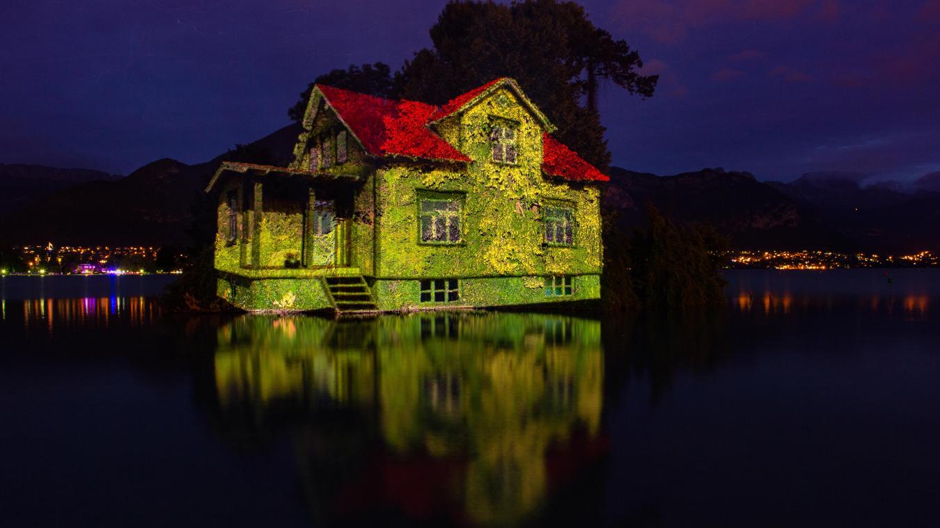 La projection d’une maison à taille réelle sur l’île des Cygnes, l’œuvre de Sophie Laly.