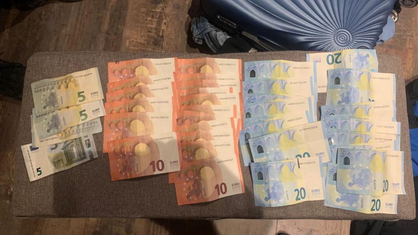 Au cours des perquisitions, 17 000 euros en numéraire ont été saisi, ainsi qu’un kilo d’héroïne, 150 grammes de cocaïne et quatre véhicules.