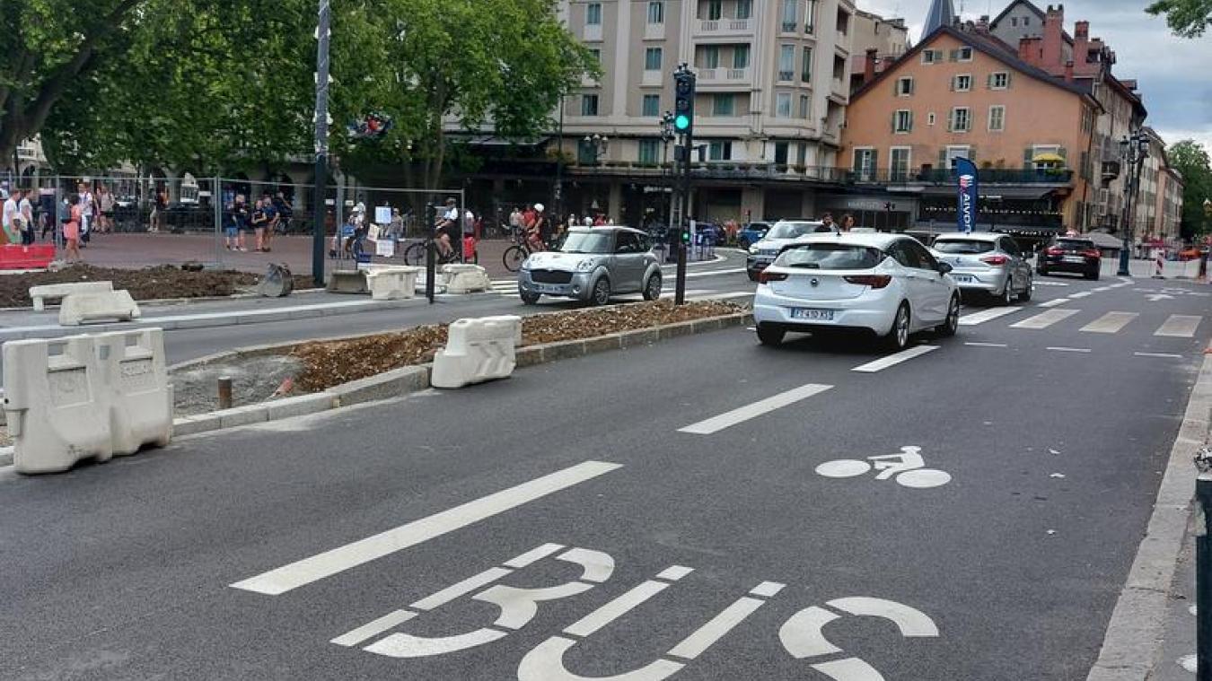 Afin de favoriser les déplacements à vélos et en bus, les voies de circulation ont été revues entre le centre Bonlieu et le commissariat de police d’Annecy.