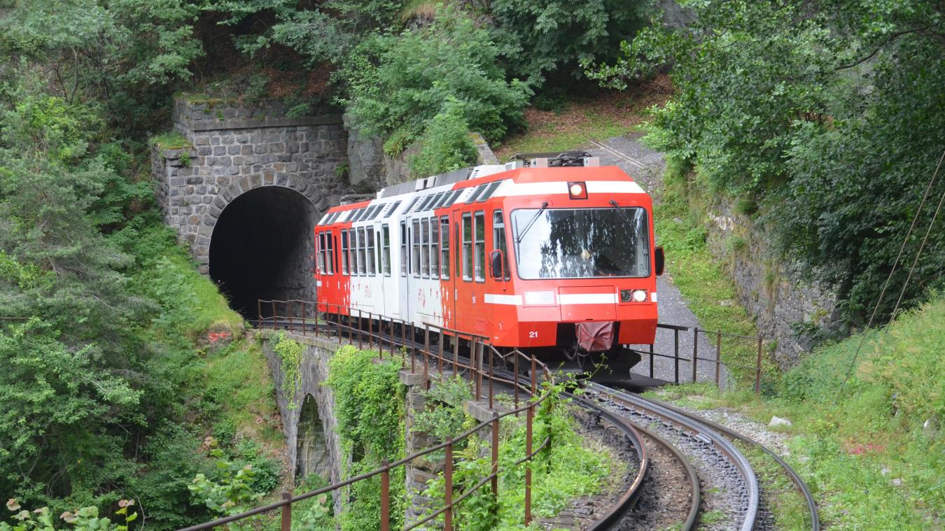 Le Mont-Blanc Express est toujours électrifié par rail conducteur, grâce à un troisième rail (© Christophe Jacquet).