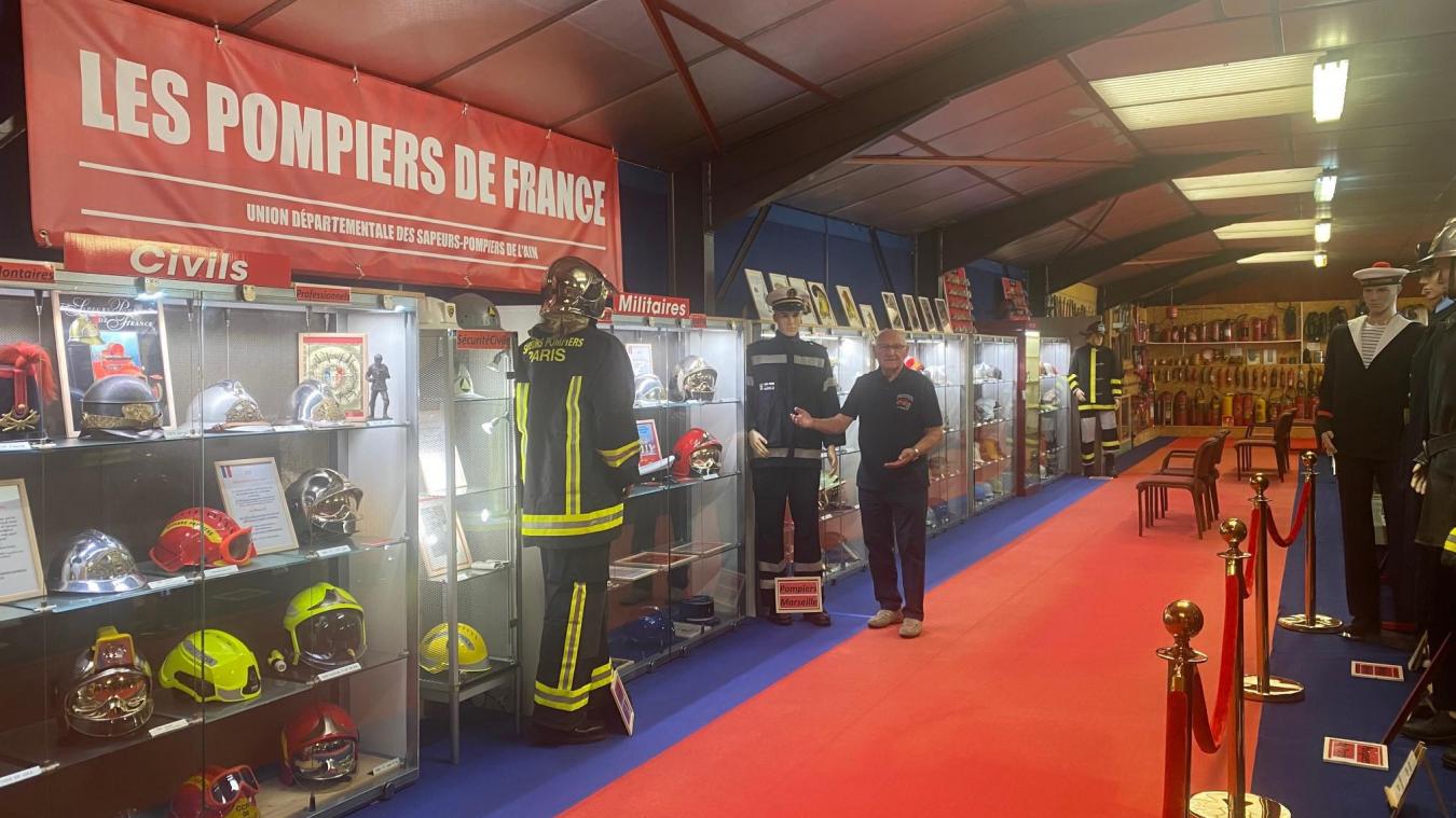 Jacques Lissajoux présente l'exposition sur les Pompiers de France qui se situe à l'étage.
