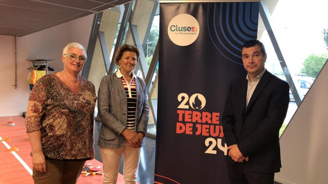 La première «pierre» du projet a été lancée en présence Catherine Pléwinski (à gauche), maire adjointe aux affaires sportives pour Cluses et de Myriam Fontaine, présidente de la Ligue Aura du Sport d’Entreprise.