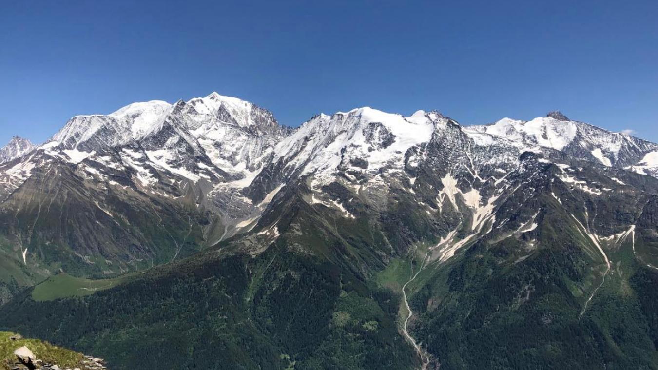 Les points de vue sur le massif du Mont-Blanc, la chaîne des Fiz, ou encore le Beaufortain, sont sublimes.