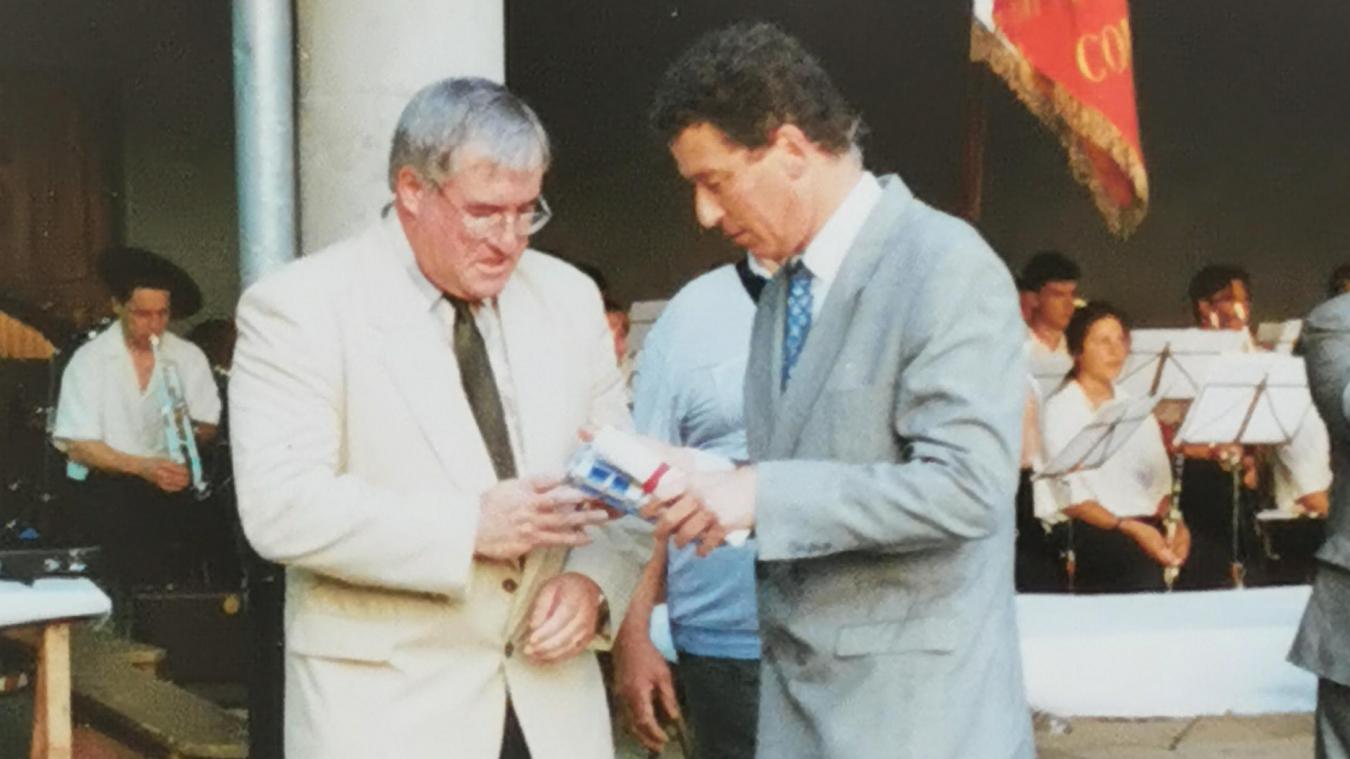 François Béchet (à gauche) aux côtés de Jean-Philippe Bened, maire de Féternes de 1995 à 2008 (photo de 1996).