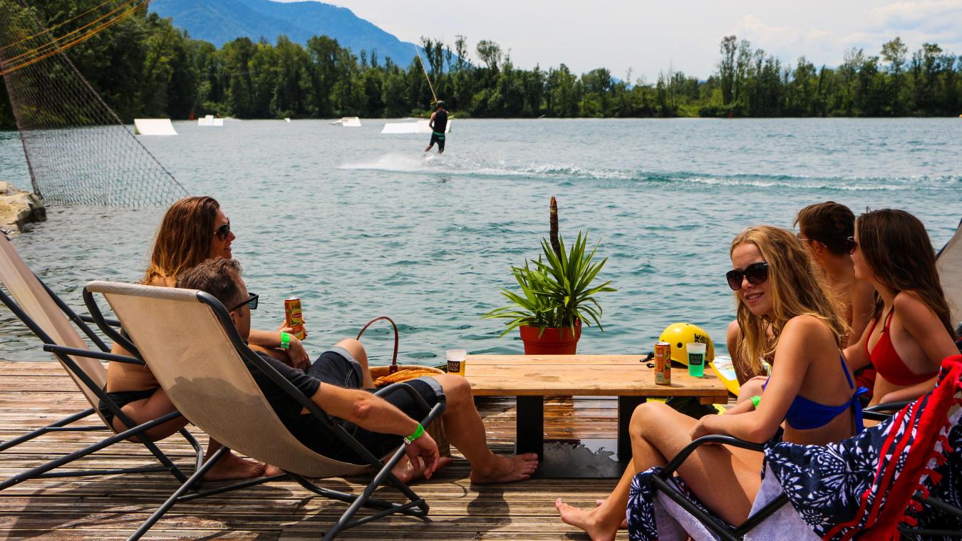 Entre deux séances d’activités nautiques, on peut se prélasser au bord du lac en buvant un verre ou en grignotant.