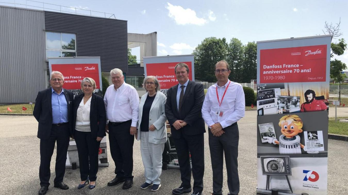La famille Klausen (au centre) a été accueillie à Ville-la-Grand par Nadine Jacquier, maire (deuxième à gauche) et par Bernard Boccard, vice-président à l’économie pour Annemasse Agglo (premier à gauche).