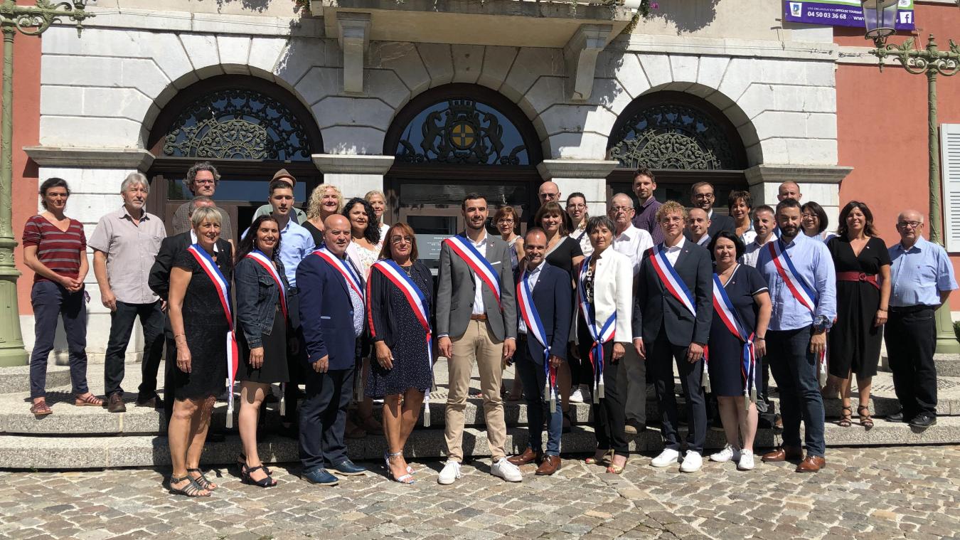 Le nouveau conseil municipal de La Roche-sur-Foron, constitué de 33 élus (deux absents), avec à leur tête le nouveau maire, Pierrick Ducimetière.