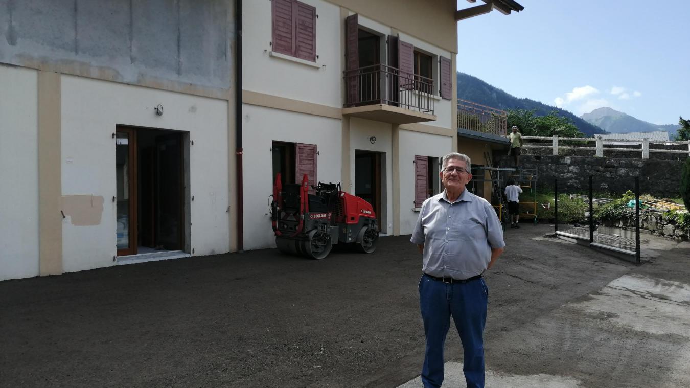 Ange Médori, maire de la commune, devant la Maison d’assistantes maternelles, en cours d'aménagement dans l'ancienne cure du village.