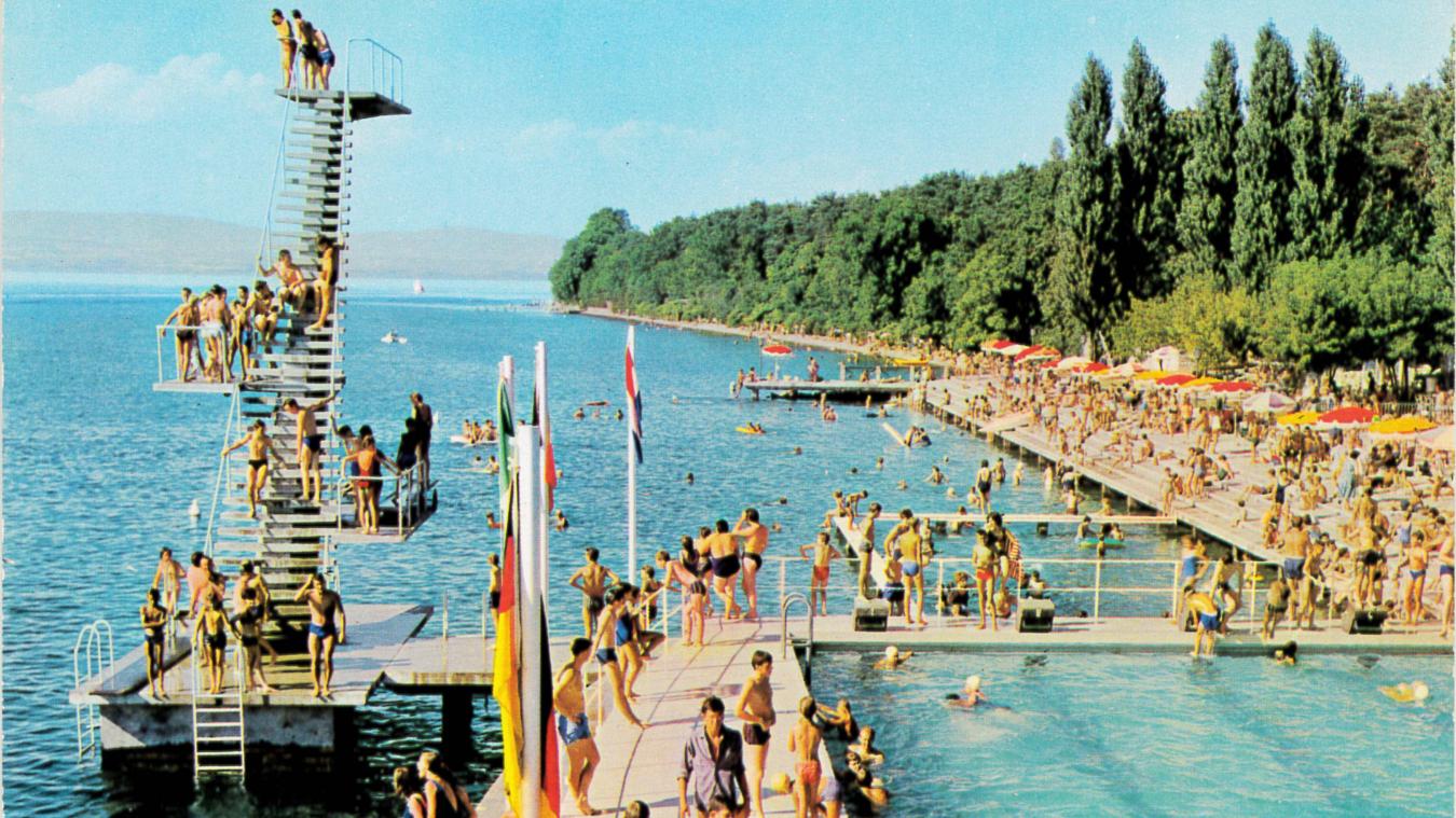 Rapidement, la piscine, le plongeoir et le solarium font le bonheur des Thononais et des touristes, comme ici en 1960.