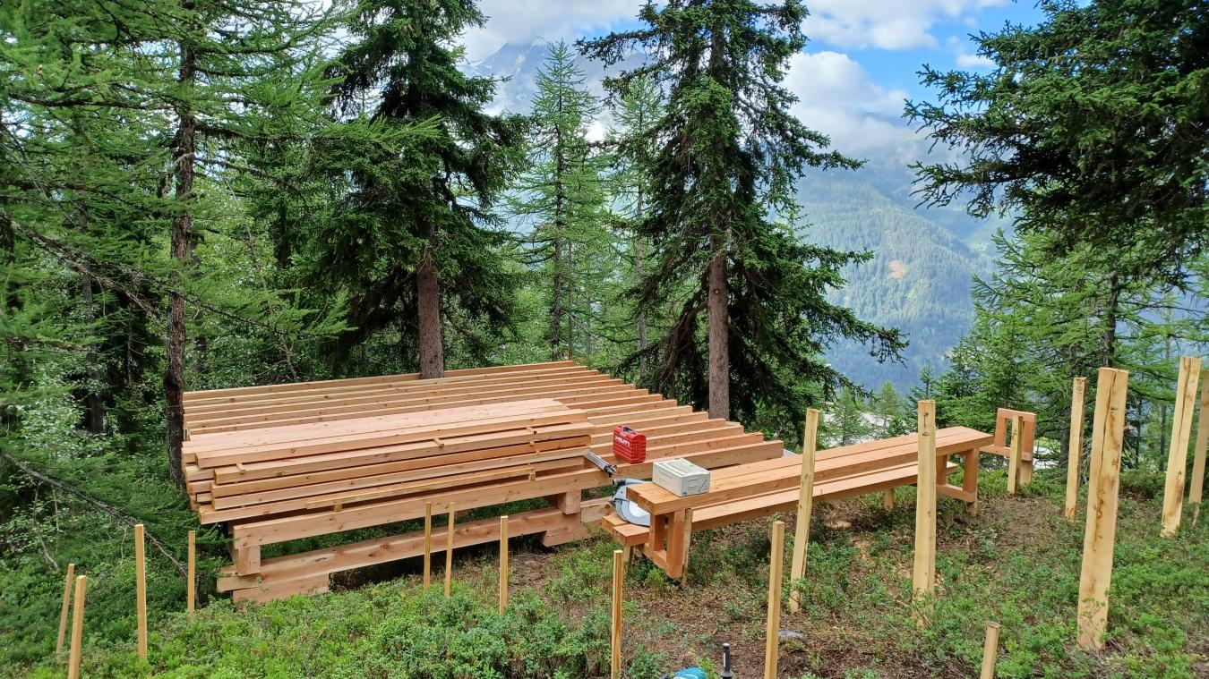 Le théâtre de verdure est en construction : l’aménagement est réalisé uniquement à partir de bois.