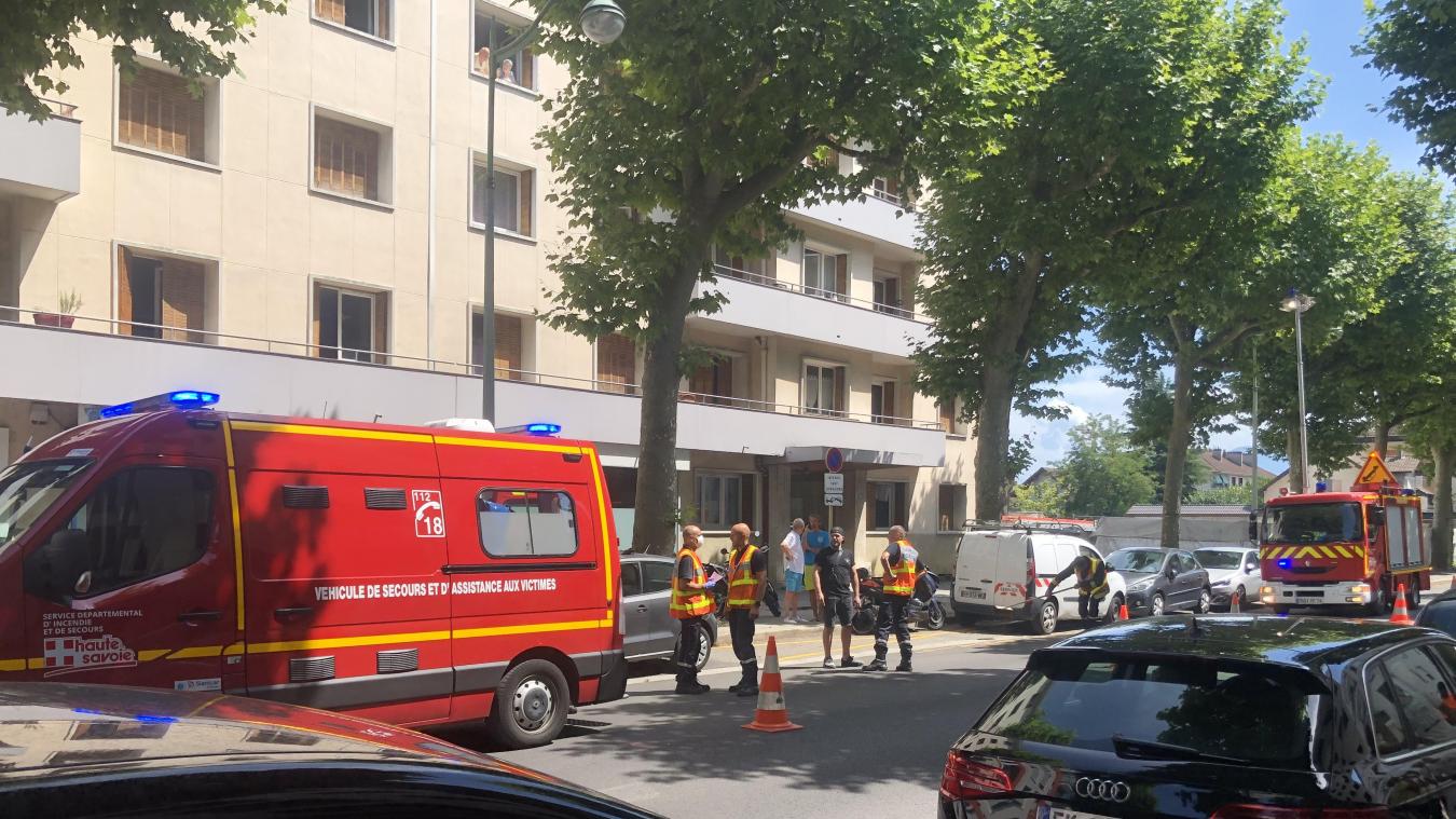 Une voiture et un scooter se sont percutés sur l’avenue de Genève ce lundi après-midi.