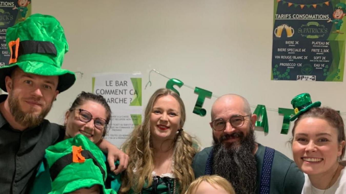 Une partie de la fine équipe au moment de la Saint-Patrick avec Guillaume Brandeau au centre. .