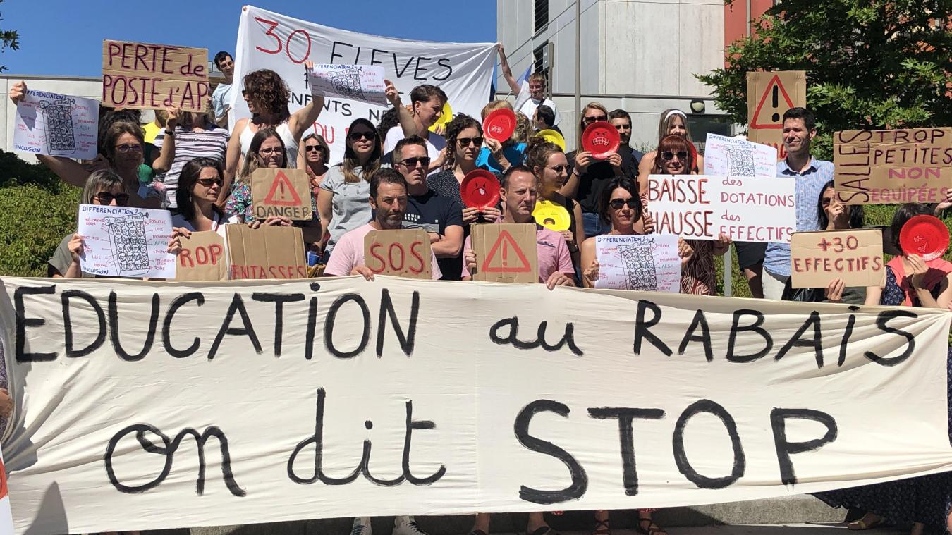 Parents d’élèves et professeurs ont manifesté devant les portes du collège Saint-Exupéry, jeudi 7 juillet matin.