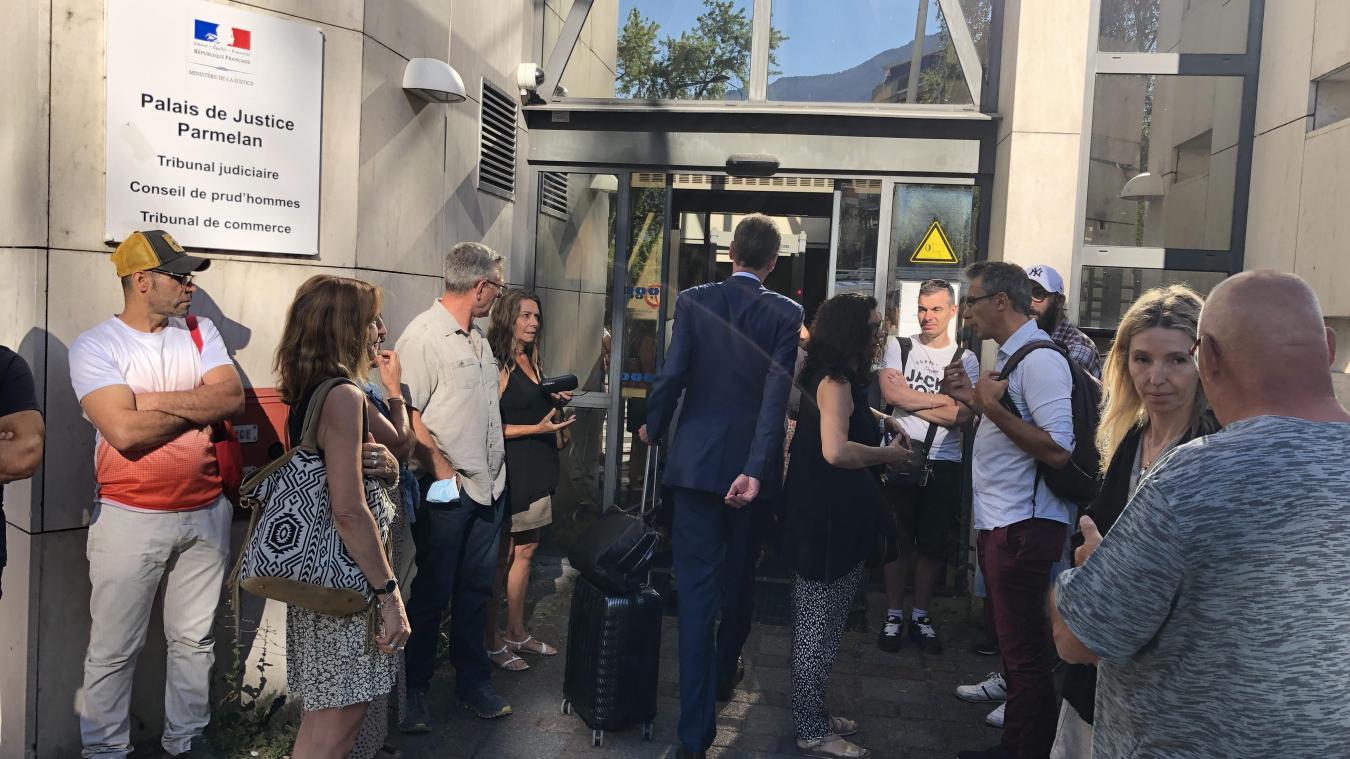 Anciens salariés de la Scop et avocats des repreneurs se sont croisés devant le tribunal de commerce d’Annecy, mercredi 13 juillet.