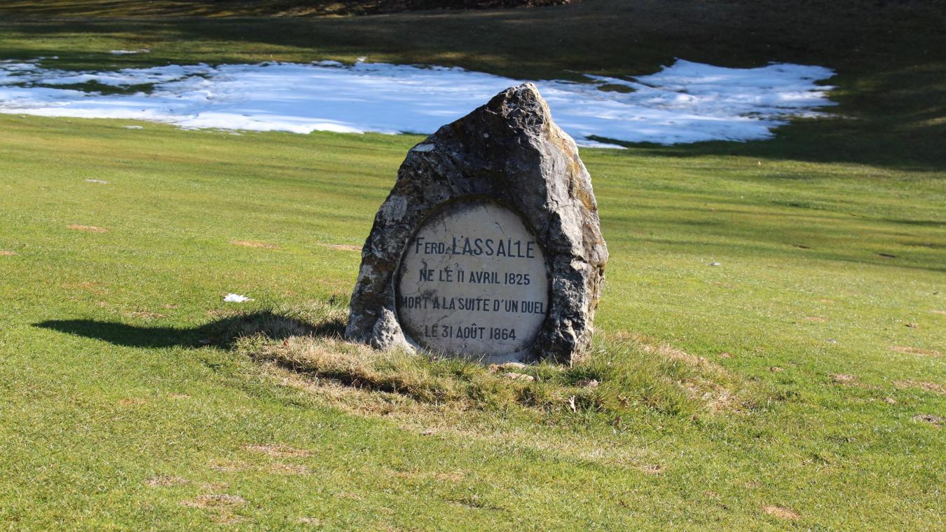Orignal et étonnant, le golf de Bossey est sans doute le seul au monde accueillant une stèle dédiée à un fondateur d'un parti socialiste, sur son green !
