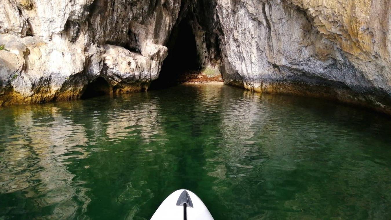 La grotte du Roc de Chère située sur la baie de Talloires.