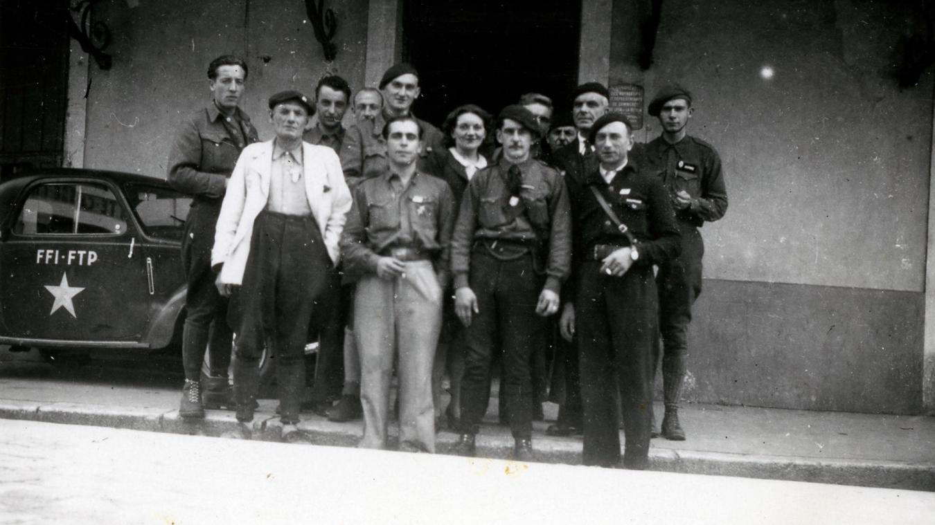 Groupe de FTP devant la gare au moment de la Libération de la ville en août 1944 (coll. Allais)