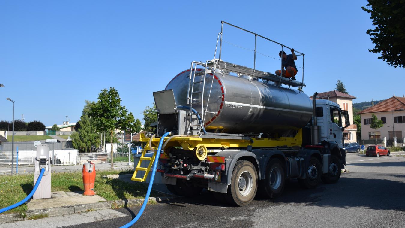 Des camions citernes réquisitionnés acheminent de l’eau jusqu’au réservoir d’eau potable de la Thouvière dans le Pays de Cruseilles. DR