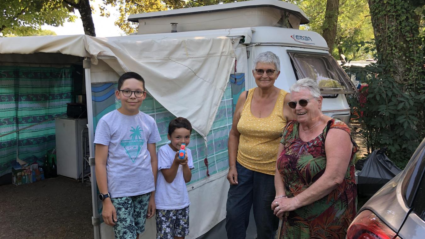 Marie-Noëlle (à droite), ici aux côtés d’une amie et ses petits-neveux, est une fidèle du camping du Sierroz.