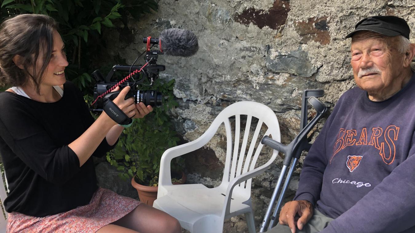 Emilie Gelinas récolte la parole des habitants pour les besoins de son film documentaire. Ici avec Raymond Genoud, 90 ans.