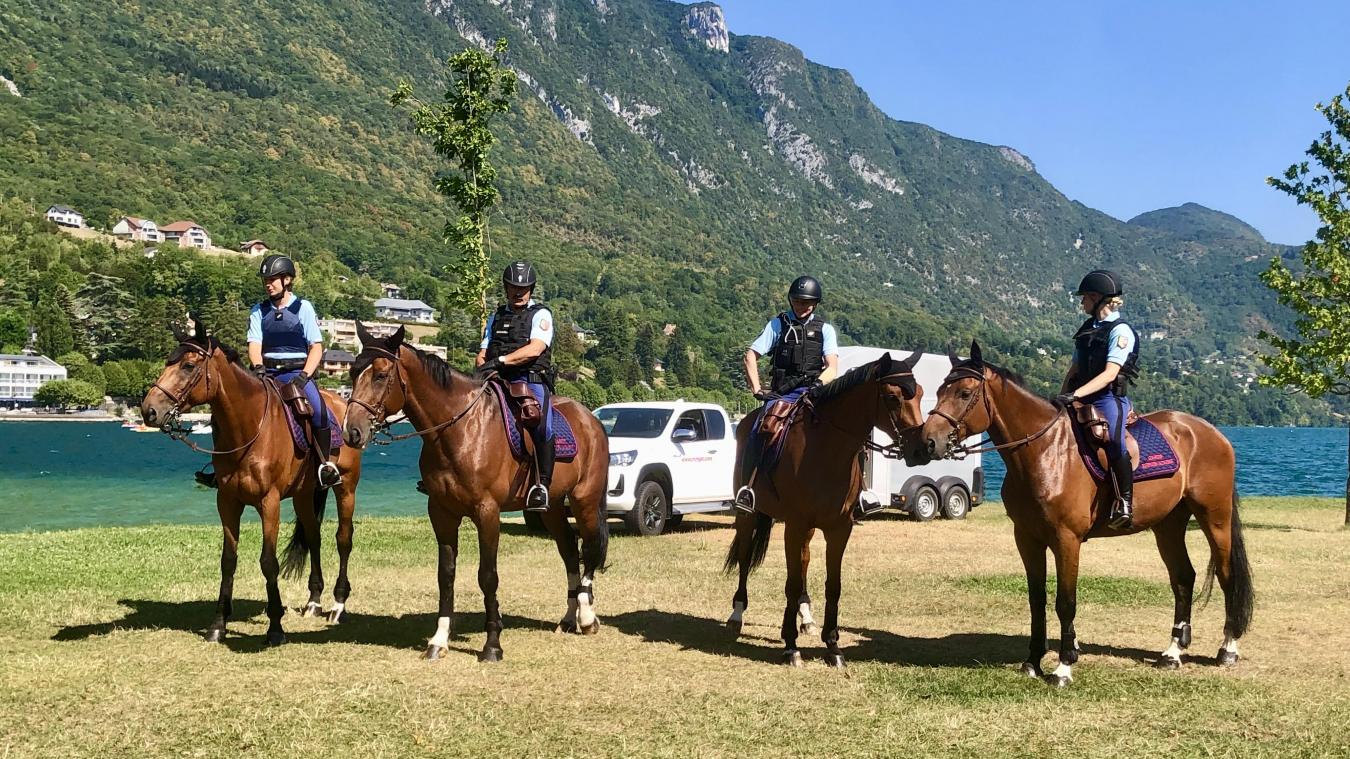 Quatre gendarmes de la Savoie et deux gendarmes de la Garde républicaine sont déployés cet été aux abords du lac du Bourget.