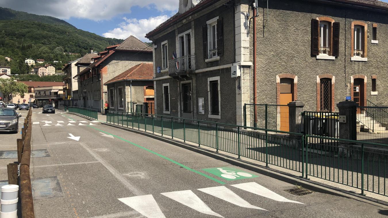 Une piste cyclable d’1,50 mètre est matérialisée devant l’école Marius-Pinard, sans être prolongée jusqu’aux rues Jeantet et Bertola, sans séparation physique avec la voie automobile.