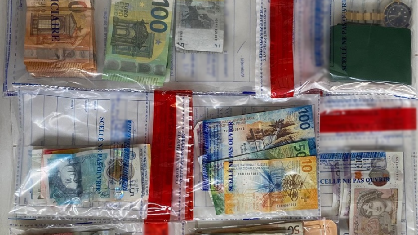 Les gendarmes ont mis la main sur d’importantes quantités de drogues et d’argent en espèces.