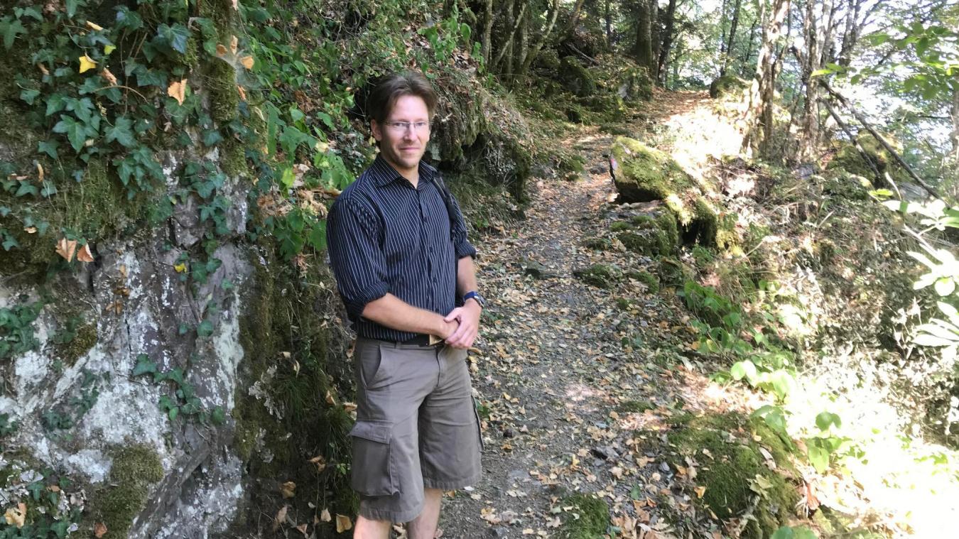 Olivier Gomme, vice-président de Partageons la Forêt, dans un sentier entretenu par l’association.