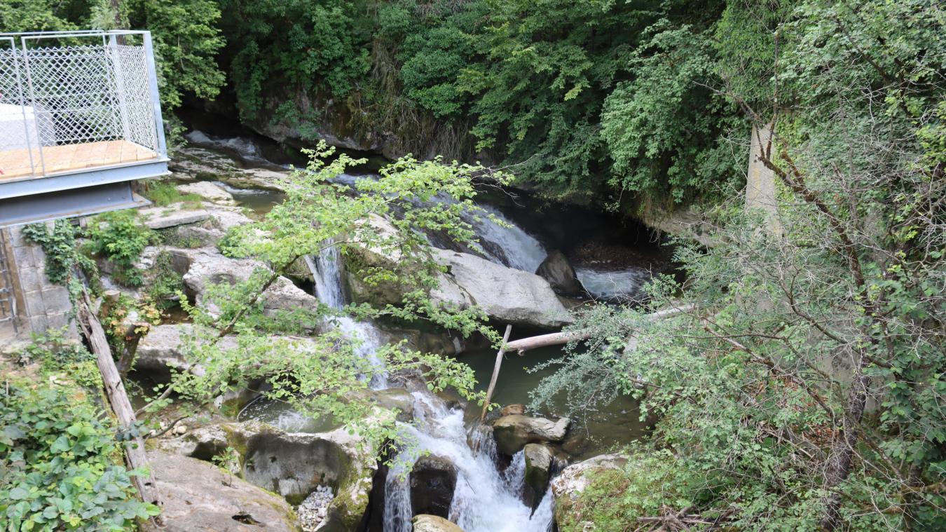 Dans les gorges du Sierroz, la cascade de Grésy offre un magnifique point de vue pour les promeneurs.