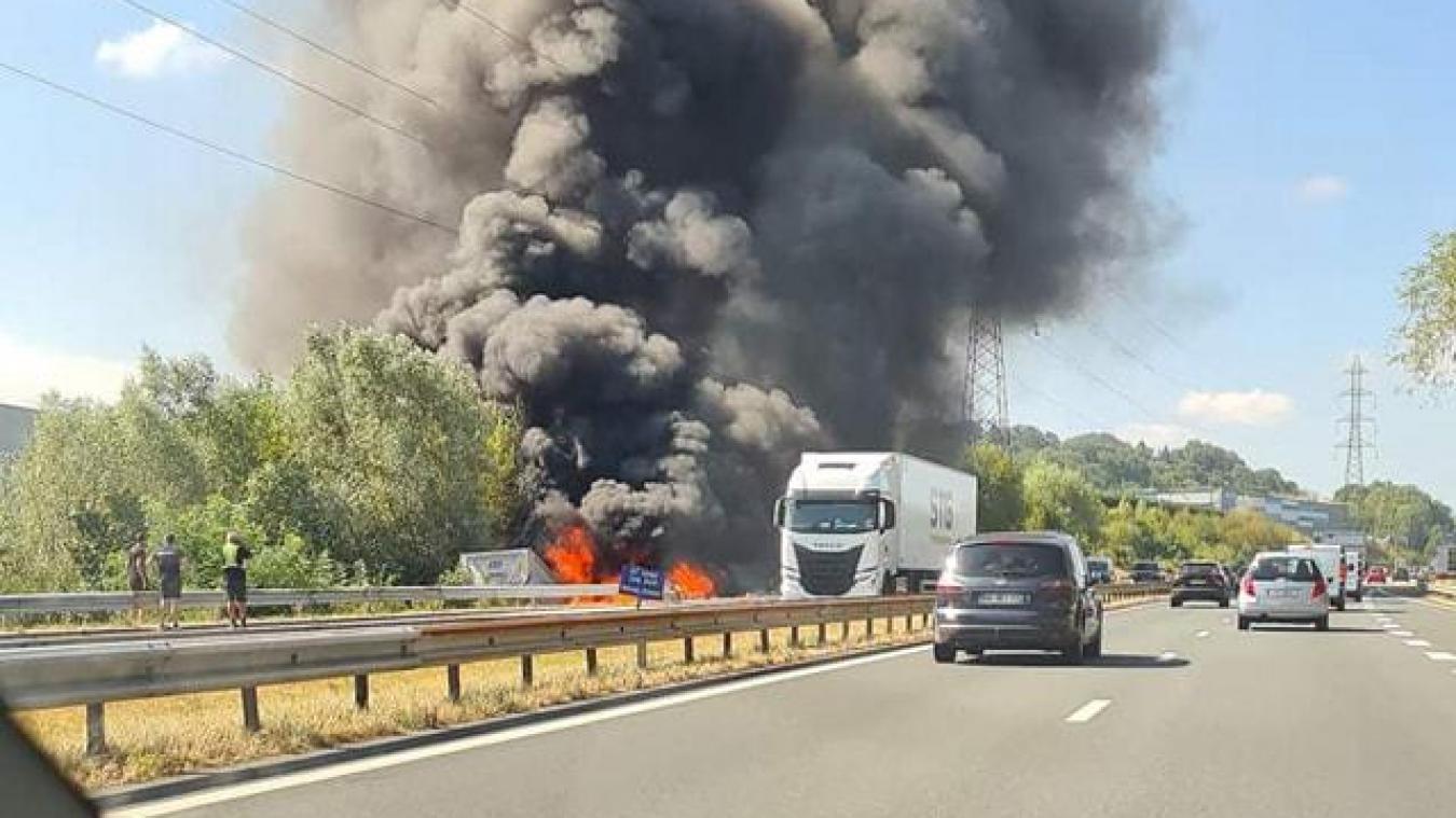Un camion a pris feu sur l’A41 dans le sens Chambéry-Genève. Le chauffeur n’a pas survécu.