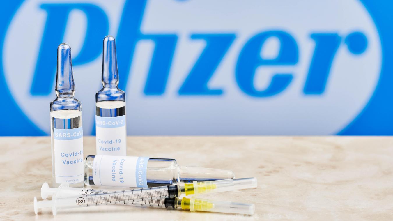 Un vaccin Pfizer/BioNTech ciblant les sous-lignages d’Omicron pourrait être approuvé par l’EMA à l’automne.
