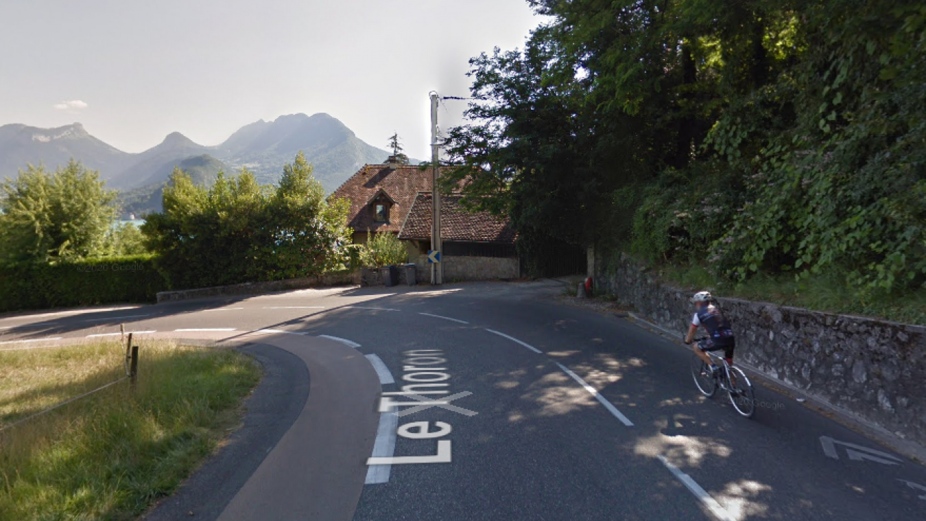 Le cycliste a chuté dans la descente de Talloires-Montmin.