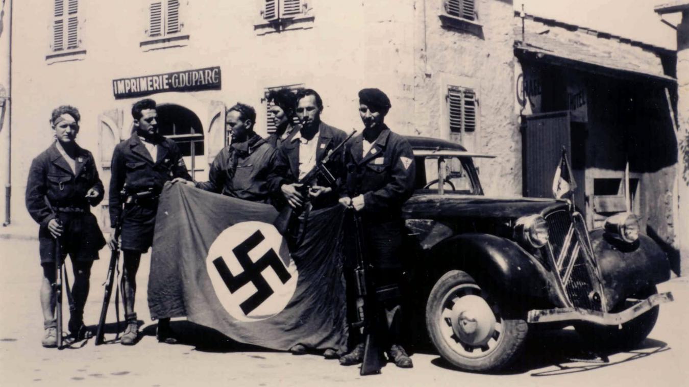 Saint-Julien, le jeudi 17 août 1944 : des maquisards du corps-franc Breton exhibent un drapeau nazi pris à l'ennemi.
