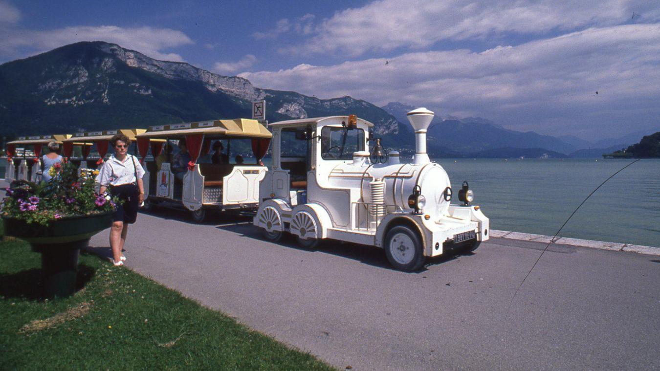Le petit train touristique a sillonné les bords du lac pendant de nombreuses années.
