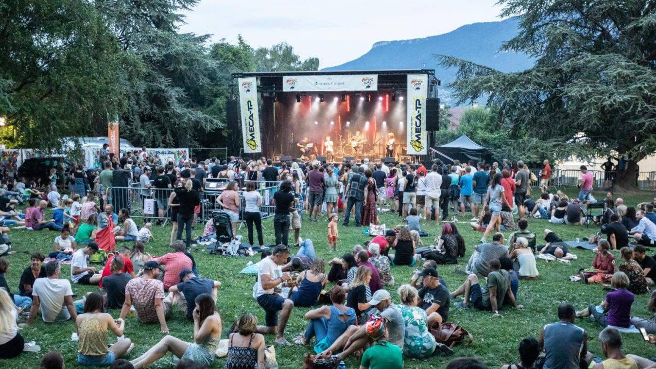 En 2021, lors de la première édition, Ours en scène a acueilli plus de 5 000 personnes sur une journée. Le festival accueille principalement des groupes de rock de la région.