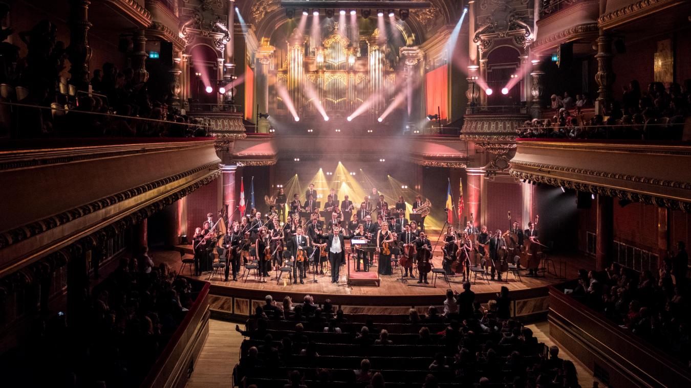 L’Orchestre des Nations rassemble une soixantaine de musiciens amateurs de haut niveau, issus de différents pays.