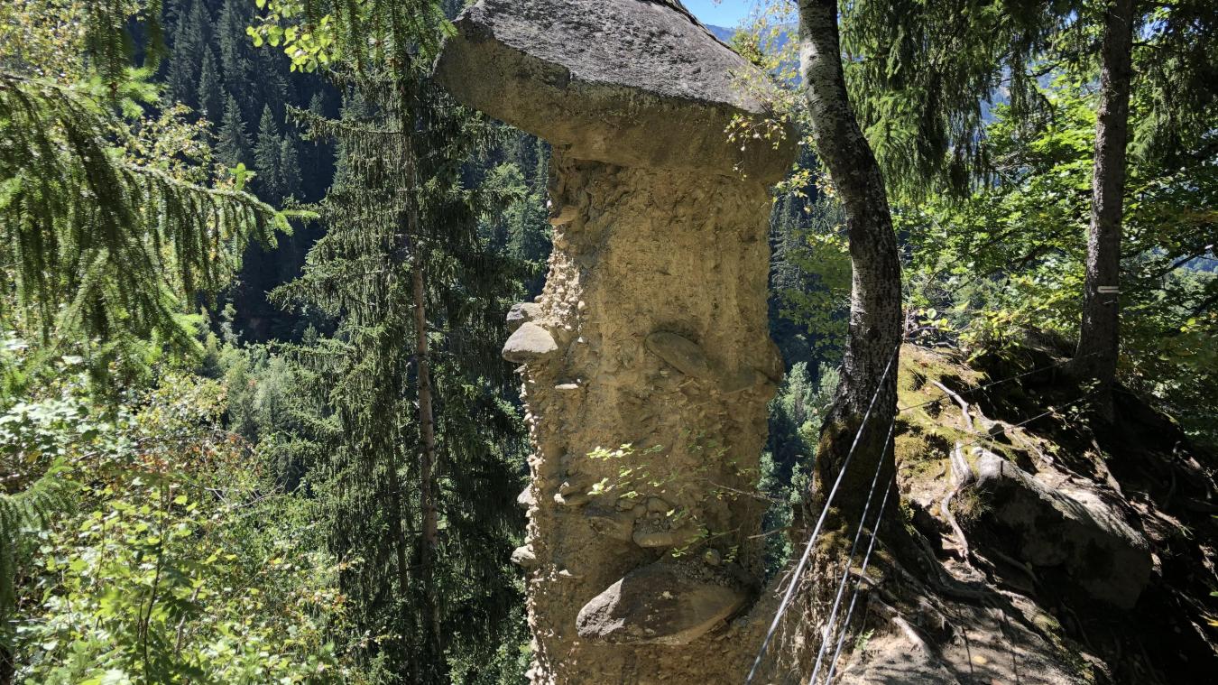 Classée depuis 1909, la Cheminée aux fées située sur les hauteurs de Saint-Gervais permet d’observer de très près le travail de l’érosion  qui a sculpté cette colonne.