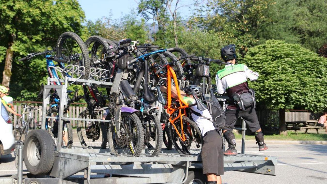 Les navettes nature ont aussi l’avantage de transporter les vélos.
