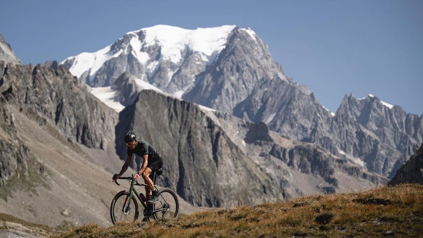 Au col de la Seigne (2516 m), les participants du Gravel tour du mont Blanc en prendront plein les yeux, à condition qu’ils les lèvent un instant !