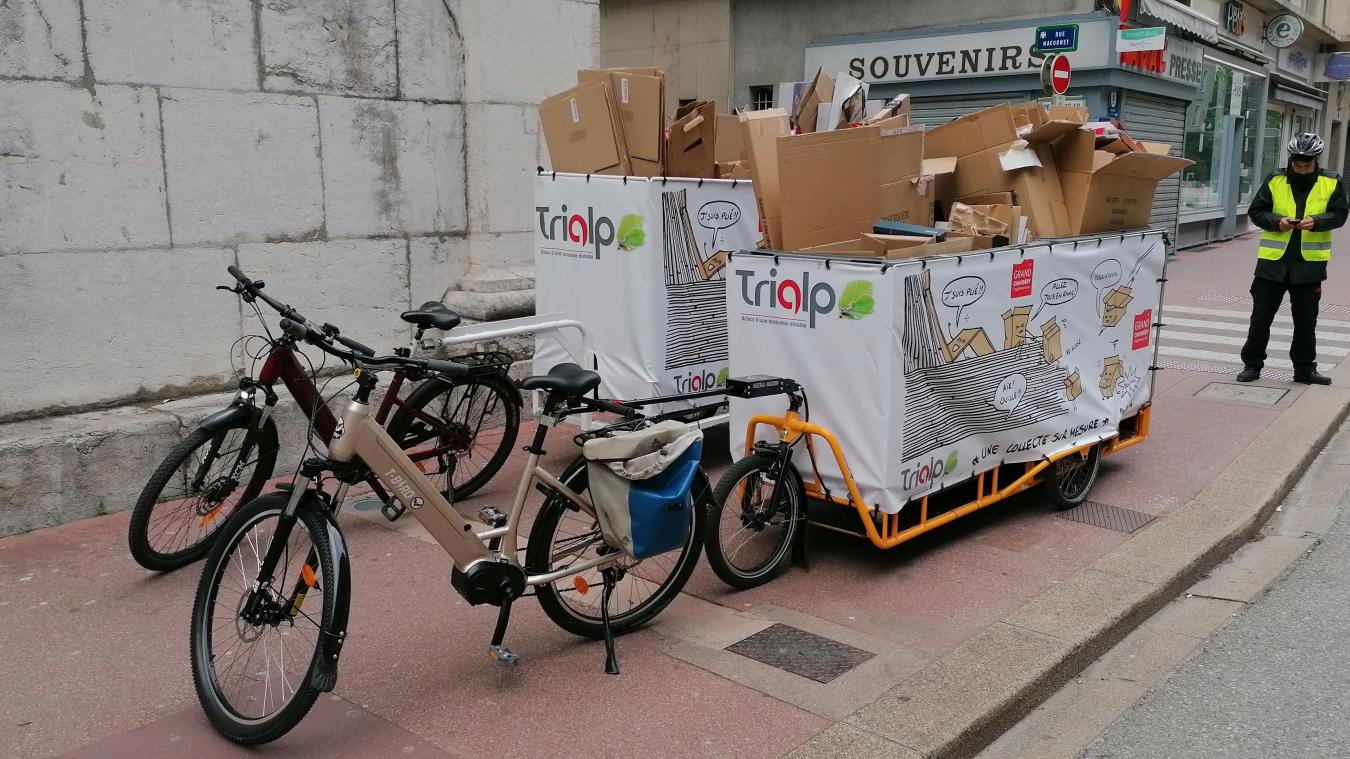 À Chambéry, les vélos-cargos de Trialp sillonnent tous les soirs les rues de l’hypercentre pour collecter les cartons des commerçants. David Courbière est l’un des initiateurs du projet.