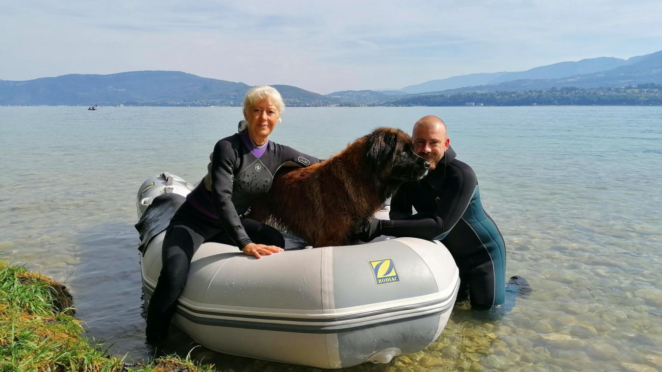 Anne et sa chienne Karma, accompagnées de Stéphane Mehl, éducateur canin, entament une séance d’entraînement de sauvetage à l’eau.