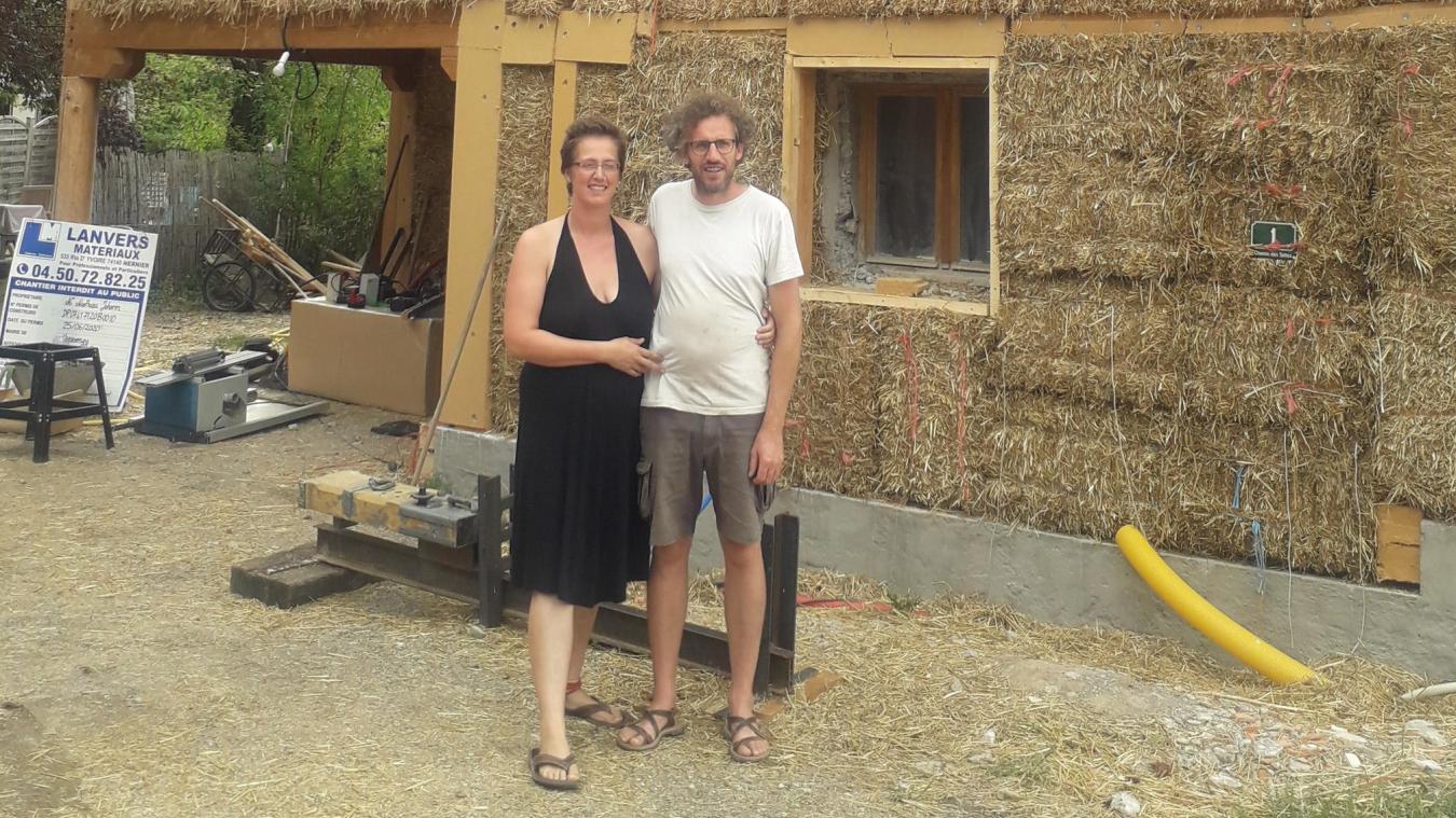 Johann Mathieu et Shekina ont fait appel à des bénévoles pour construire leur maison de paille.