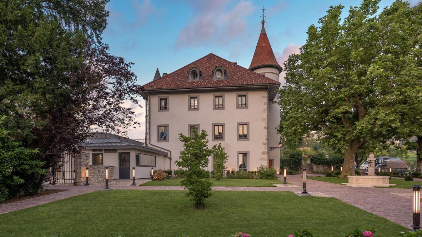 Au coeur d’un parc de 6 hectares, le château Brachet dispose également d’un spa (sauna et hammam), et d’une bibliothèque dotée de 4 000 ouvrages que le propriétaire souhaite partager avec les bibliothèques municipales des communes alentours.