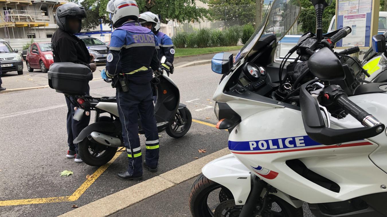 La police annécienne recherche deux conducteurs de scooters.