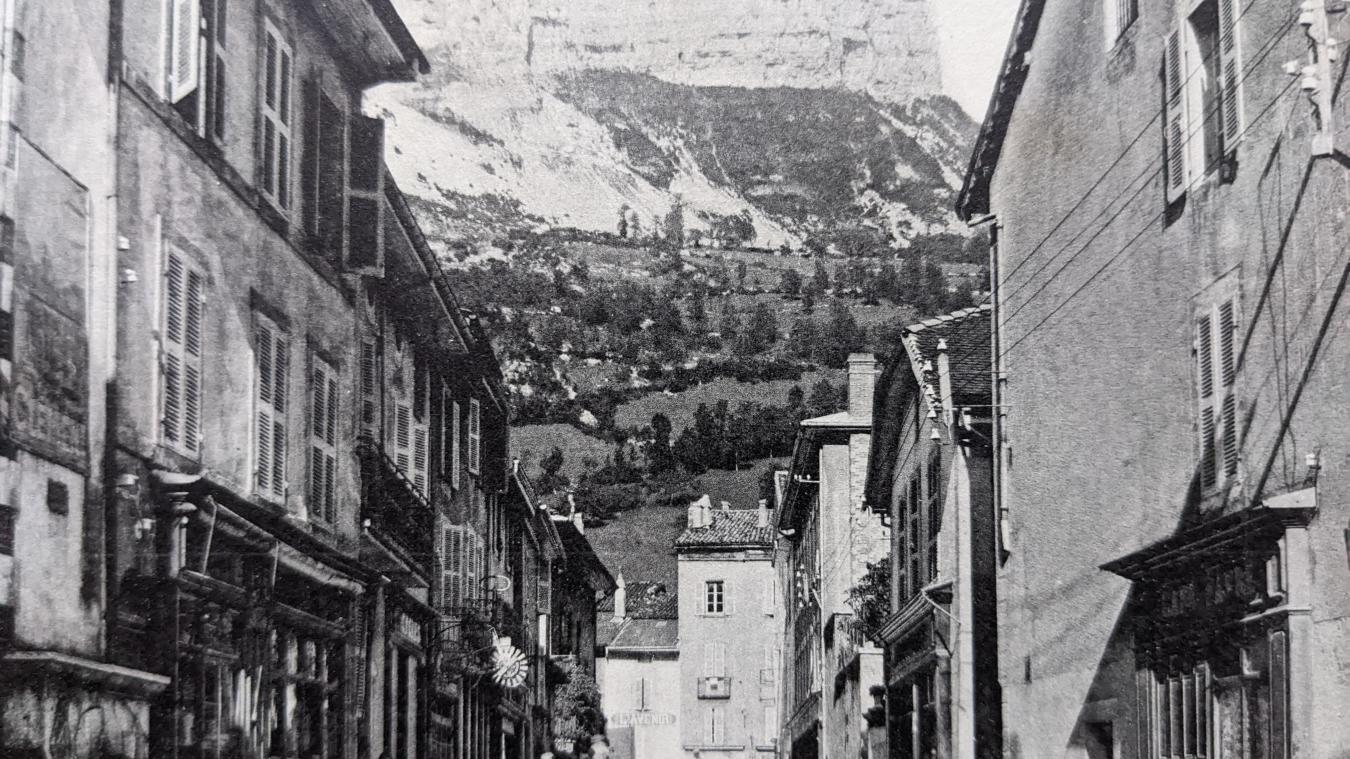 La rue des tanneries au début du XXème siècle (Carte postale ancienne)