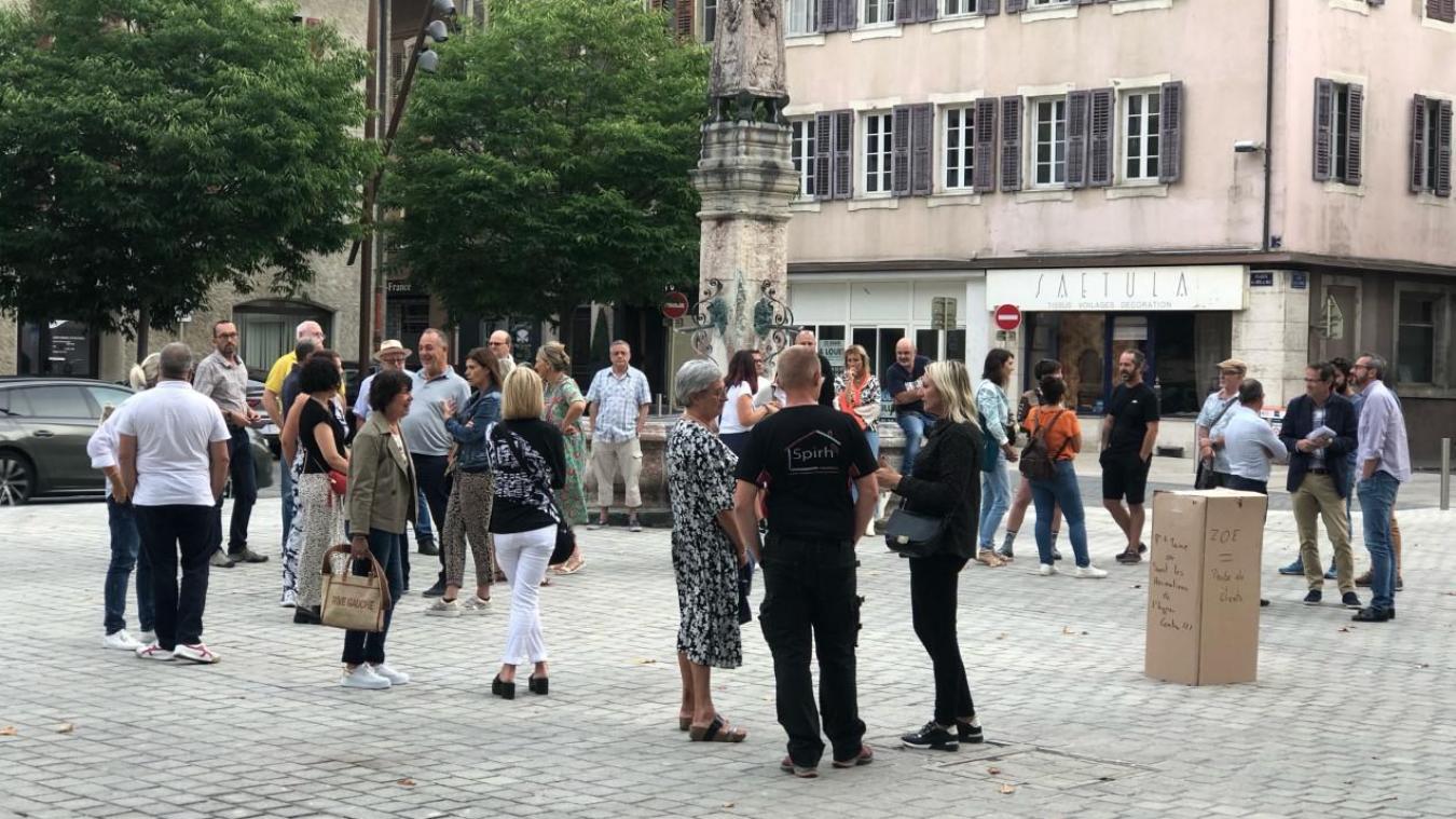 Une trentaine de commerçants sont venu soutenir Monique Pariat, devant la mairie, mardi 6 septembre.